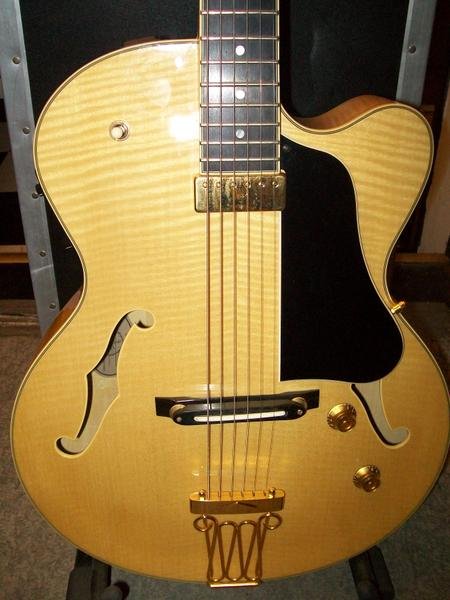 guitare jazz archtop en Ã©rable et table Ã©picÃ©a 