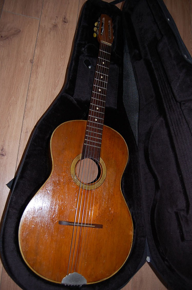 Guitare A DI MAURO fabriquÃ©e par Antoine Di Mauro dans les annÃ©es 40 